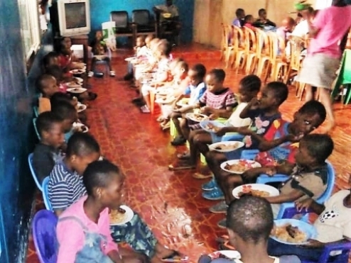 Erfolgreiche Verschiffung eines Containers mit Lebensmitteln für den Kongo &amp; Verteilung in Waisenhäusern in Kinshasa