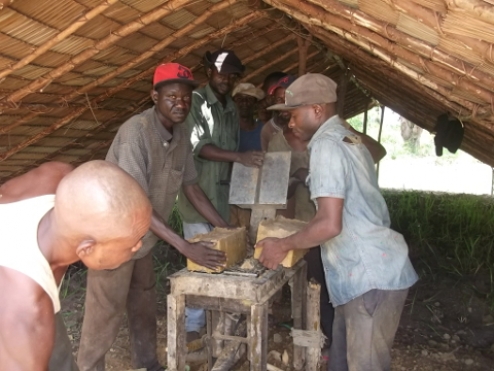 Herstellung von Ziegelsteinen für den Schulbau in Mabala